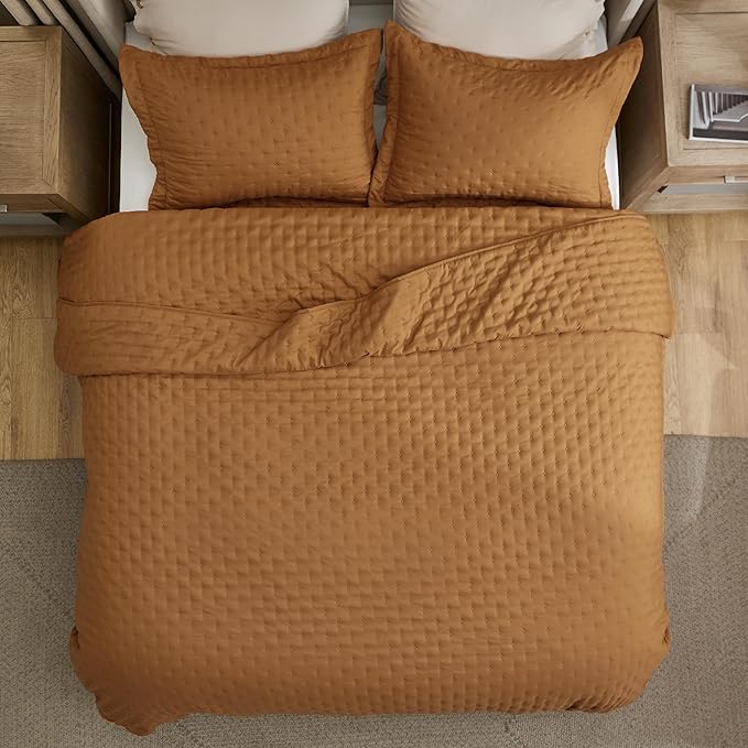 Bedsure Twin Quilt - Ultra Soft Twin XL Quilt Bedding for Dorm Decor, Lightweight All-Season Comforter, Honey Ginger Bedspread Coverlet with Clover Pattern, 68 x 86 Inches | Stitch-Free Quilting, Ultra Soft, Lightweight, Machine Washable, Pet-Friendly