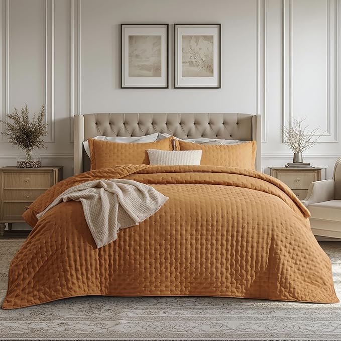 Bedsure King Quilt - Honey Ginger Bedspread King Size & Lightweight Comforter, Boho Coverlet with Clover Pattern, Ultra Soft All-Season Bedding, 106 x 96 Inches | Stitch-Free Quilting, Ultra Soft, Lightweight, Machine Washable, Pet-Friendly
