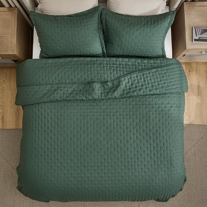 Bedsure California King Quilt - Dark Green Bedspread California King Size & Lightweight Comforter, Modern Coverlet with Clover Pattern, Ultra Soft All-Season Bedding, 111x106 Inches | Stitch-Free Quilting, Ultra Soft, Lightweight, Machine Washable, Pet...