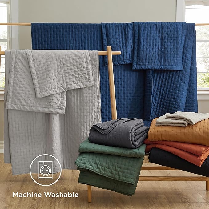 Bedsure Twin Quilt - Ultra Soft Twin XL Quilt Bedding for Dorm Decor, Lightweight All-Season Comforter, Dark Green Bedspread Coverlet with Clover Pattern, 68 x 86 Inches | Stitch-Free Quilting, Ultra Soft, Lightweight, Machine Washable, Pet-Friendly