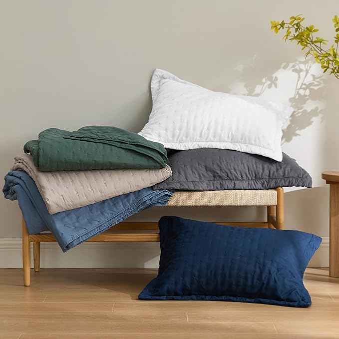 Bedsure Twin Quilt - Ultra Soft Twin XL Quilt Bedding for Dorm Decor, Lightweight All-Season Comforter, Charcoal Bedspread Coverlet with Clover Pattern, 68 x 86 Inches | Stitch-Free Quilting, Ultra Soft, Lightweight, Machine Washable, Pet-Friendly