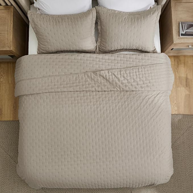 Bedsure Twin Quilt - Ultra Soft Twin XL Quilt Bedding for Dorm Decor, Lightweight All-Season Comforter, Taupe Bedspread Coverlet with Clover Pattern, 68 x 86 Inches | Stitch-Free Quilting, Ultra Soft, Lightweight, Machine Washable, Pet-Friendly
