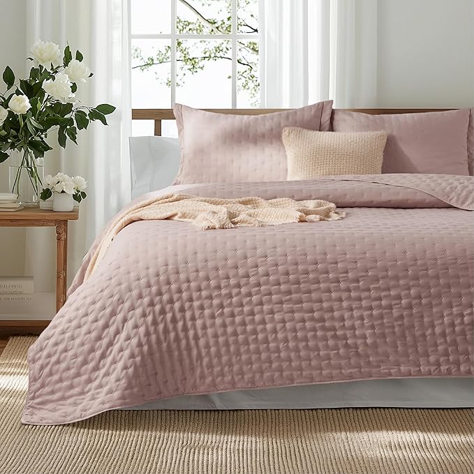 Bedsure Twin Quilt - Ultra Soft Twin XL Quilt Bedding for Dorm Decor, Lightweight All-Season Comforter, Dusty Rose Bedspread Coverlet with Clover Pattern, 68 x 86 Inches | Stitch-Free Quilting, Ultra Soft, Lightweight, Machine Washable, Pet-Friendly