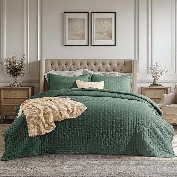 Bedsure California King Quilt - Dark Green Bedspread California King Size & Lightweight Comforter, Modern Coverlet with Clover Pattern, Ultra Soft All-Season Bedding, 111x106 Inches | Stitch-Free Quilting, Ultra Soft, Lightweight, Machine Washable, Pet...
