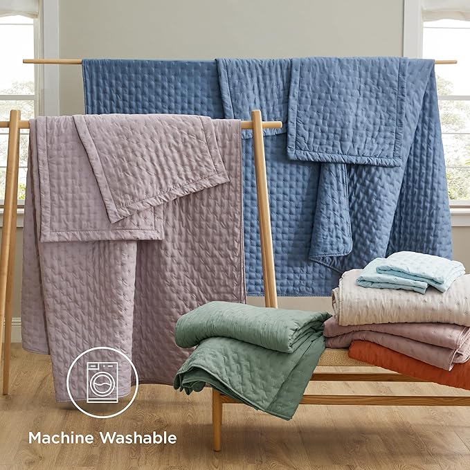 Bedsure Twin Quilt - Ultra Soft Twin XL Quilt Bedding for Dorm Decor, Lightweight All-Season Comforter, Navy Blue Bedspread Coverlet with Clover Pattern, 68 x 86 Inches | Stitch-Free Quilting, Ultra Soft, Lightweight, Machine Washable, Pet-Friendly