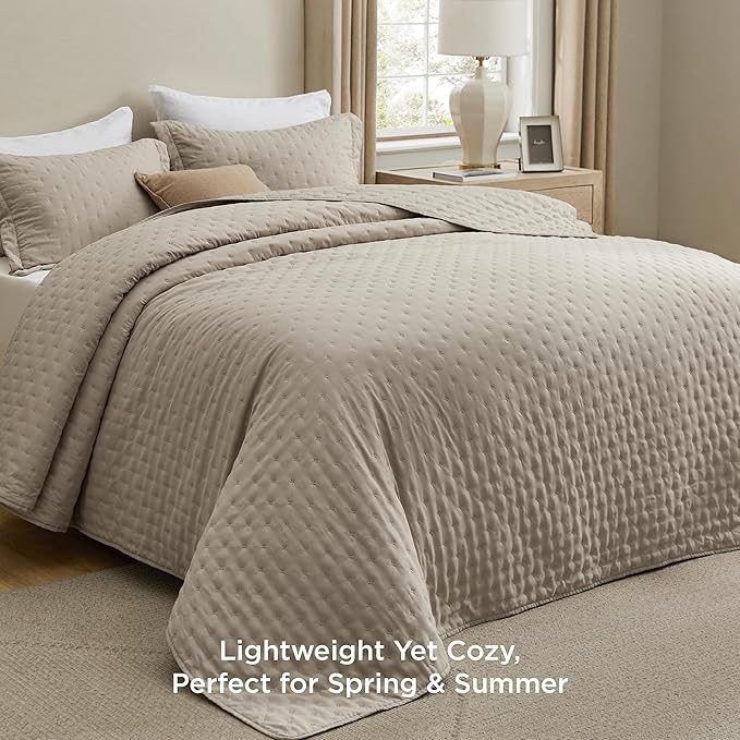 Bedsure King Quilt - Taupe Bedspread King Size & Lightweight Comforter, Modern Farmhouse Coverlet with Clover Pattern, Ultra Soft All-Season Bedding, 106 x 96 Inches | Stitch-Free Quilting, Ultra Soft, Lightweight, Machine Washable, Pet-Friendly