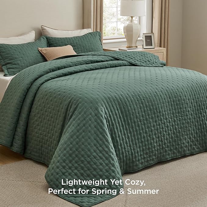 Bedsure California King Quilt - Dark Green Bedspread California King Size & Lightweight Comforter, Modern Coverlet with Clover Pattern, Ultra Soft All-Season Bedding, 111x106 Inches | Stitch-Free Quilting, Ultra Soft, Lightweight, Machine Washable, Pet...