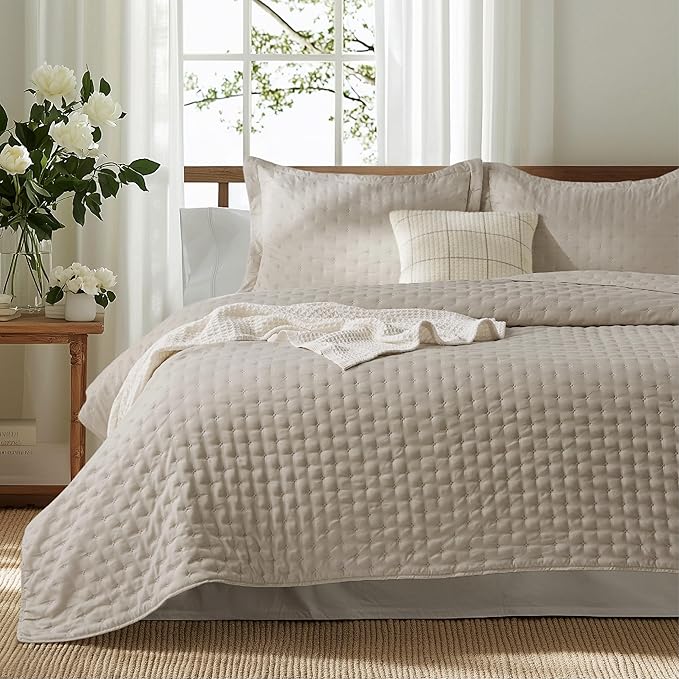 Bedsure Twin Quilt - Ultra Soft Twin XL Quilt Bedding for Dorm Decor, Lightweight All-Season Comforter, Linen Bedspread Coverlet with Clover Pattern, 68 x 86 Inches | Stitch-Free Quilting, Ultra Soft, Lightweight, Machine Washable, Pet-Friendly